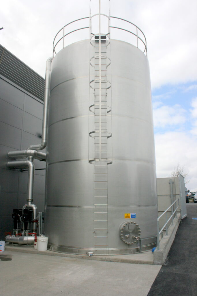 J-195 BAXTER HEALTHCARE 100,000L STORAGE VESSEL FULL VIEW
